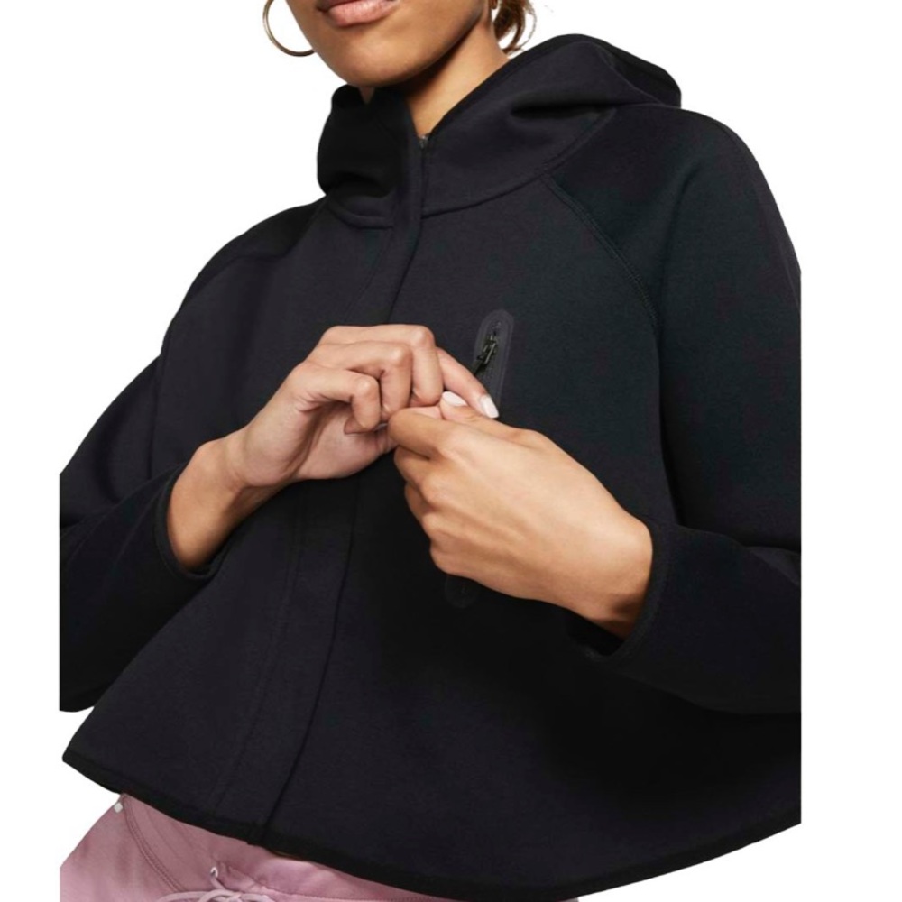 Nike Women’s Sportswear Tech Fleece Cape